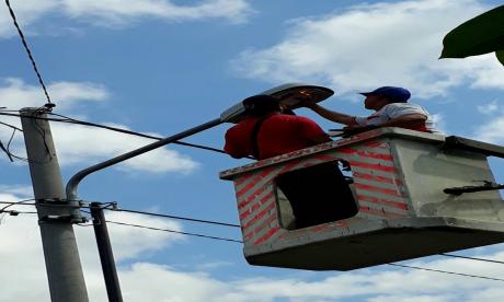 Atensi Petugas LPJU di Seputaran Kota Denpasar