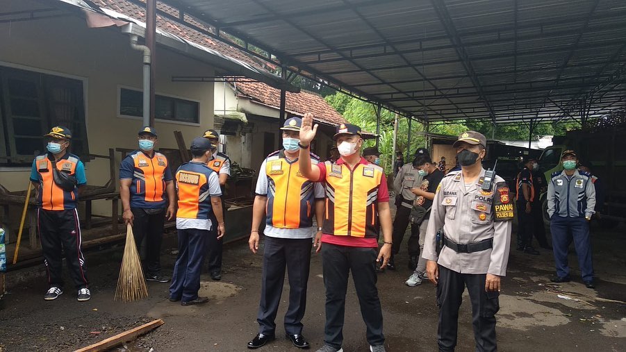 Kegiatan bersih-bersih dan melanjutkan pemindahan pedagang Terminal Wangaya ke Pasar Cokroaminto