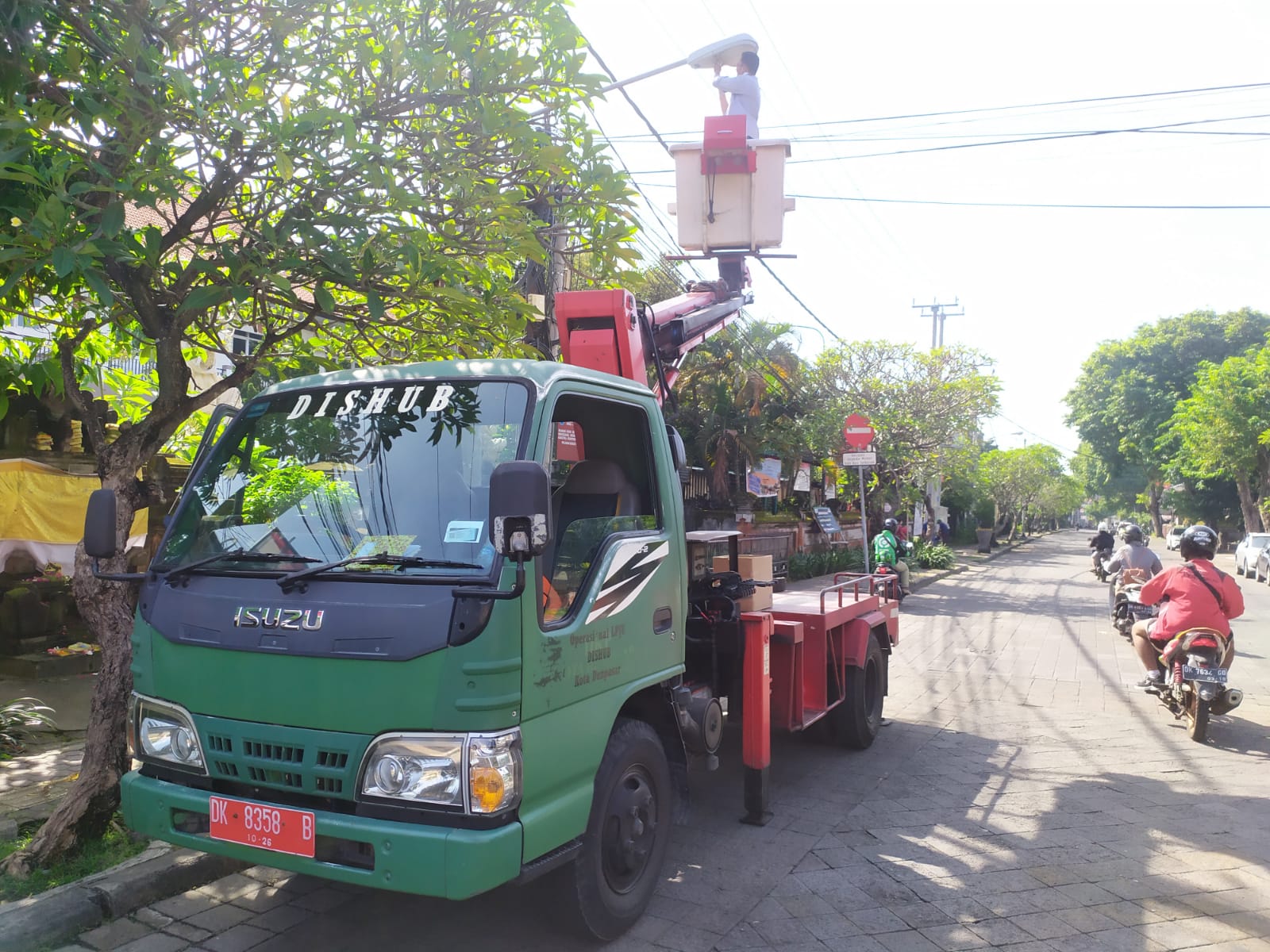 Teknisi LPJU memperbaiki Lampu LPJU di Jl. Kamboja depan kampus Mahasaraswati Denpasar