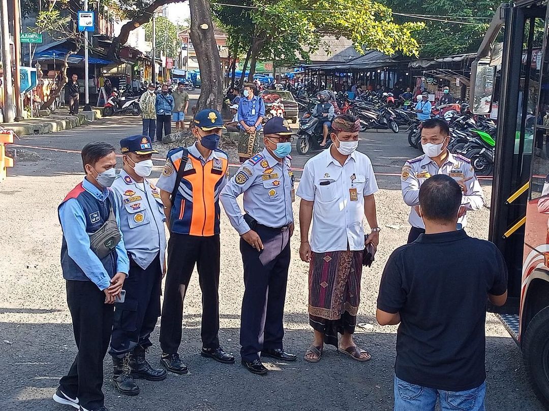  Kadishub Denpasar bersama stakeholder terkait beserta staff meninjau pergerakan Bus TMD