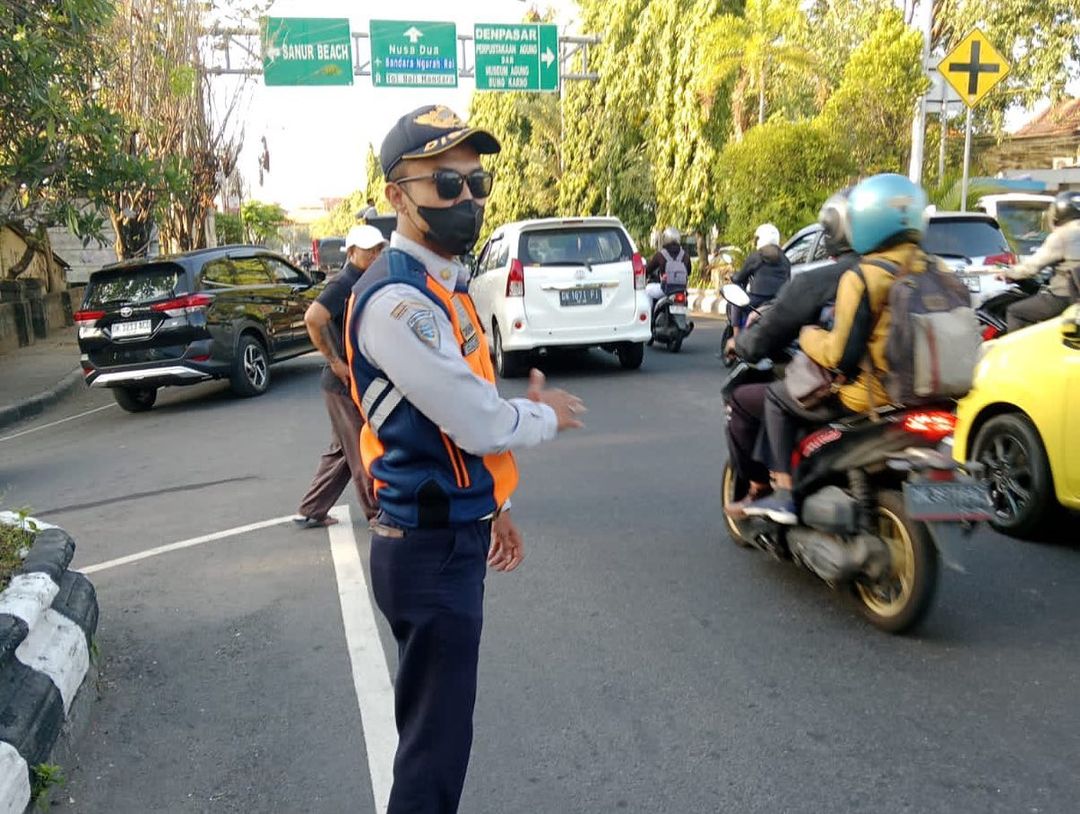 Pengaturan arus lalu lintas, di depan pintu masuk Pelabuhan Sanur