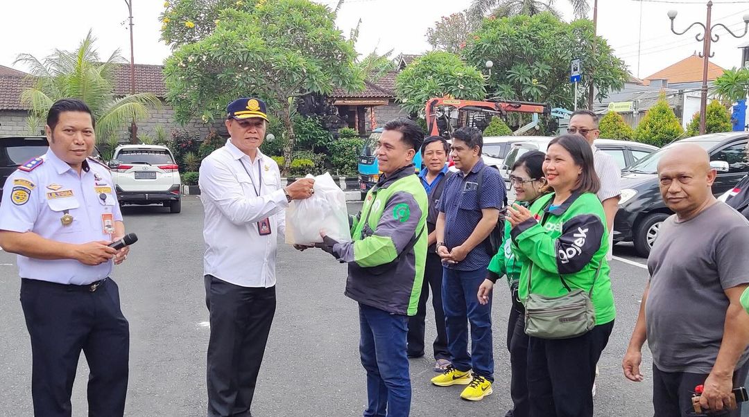 Penyerahan sembako kepada driver ojek dalam rangka Hari Perhubungan Nasional Tahun 2024