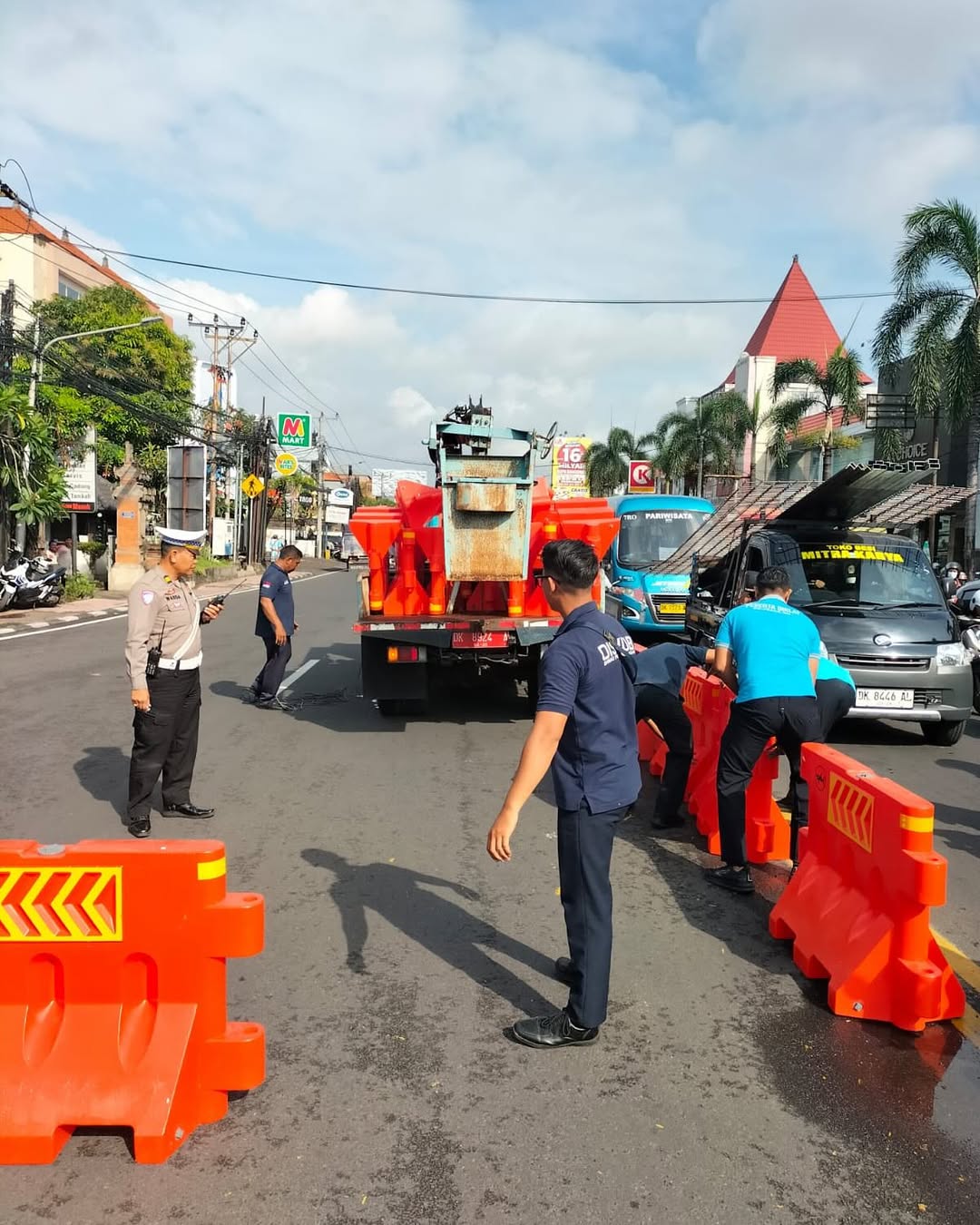 Dokumentasi Kegiatan Pemasangan Barier di Jl. Gatot Subroto