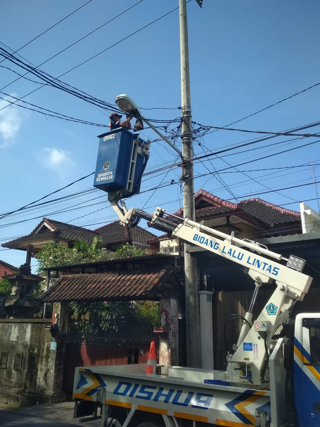 Perbaikan Lampu Penerangan Jalan Umum oleh Tim LPJU Dishub Kota Denpasar 