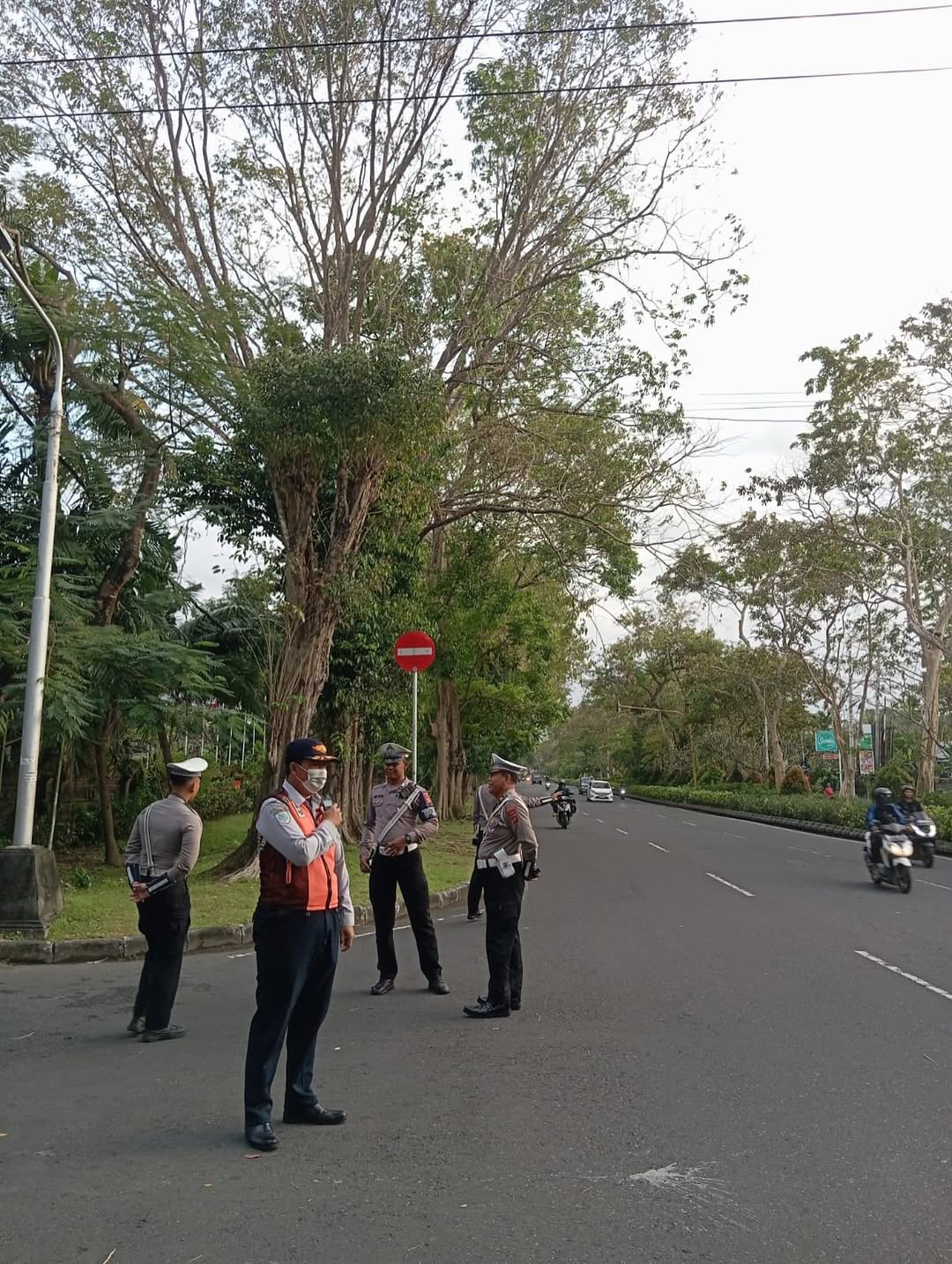 PAM Giat Tim Gabung Dishub Kota Denpasar dan rekan kepolisian melakukan rekayasa dan pengaturam LLAJ