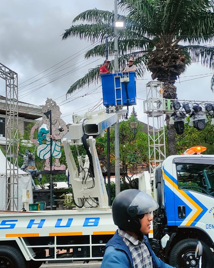 Pemasangan Lampu untuk membantu penerangan dalam pelaksanaan Denpasar Festival ke 17 oleh tim LPJU 