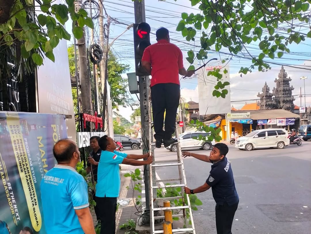 Pembersihan barier, Rambu dan APILL di Jl. Gatot Subroto oleh Tim Fasilitas Keselamatan Lalu Lintas 