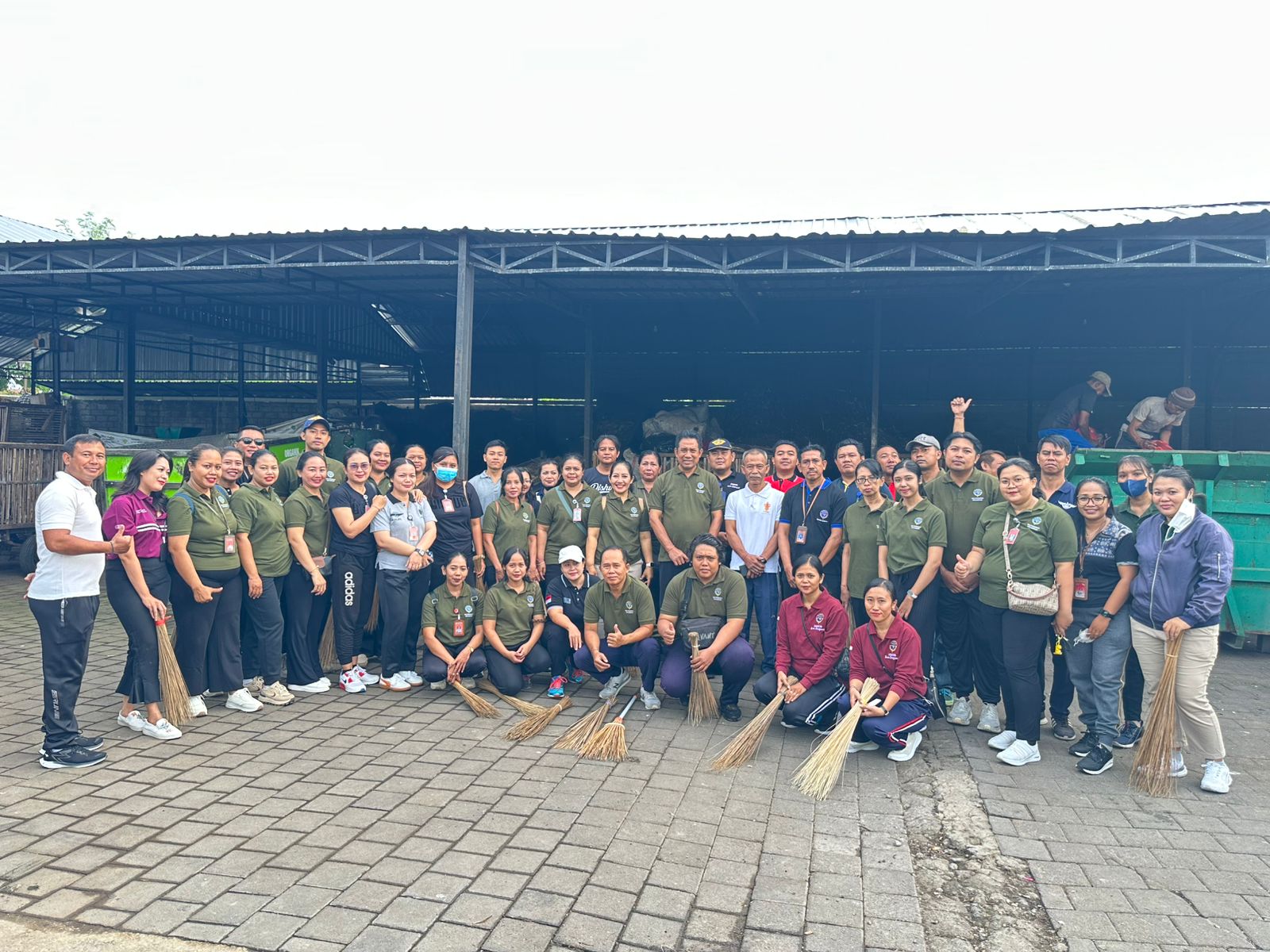 Kegiatan Kerja Bakti Dishub Kota Denpasar di Lingkungan Kantor Desa Sumerta Kaja