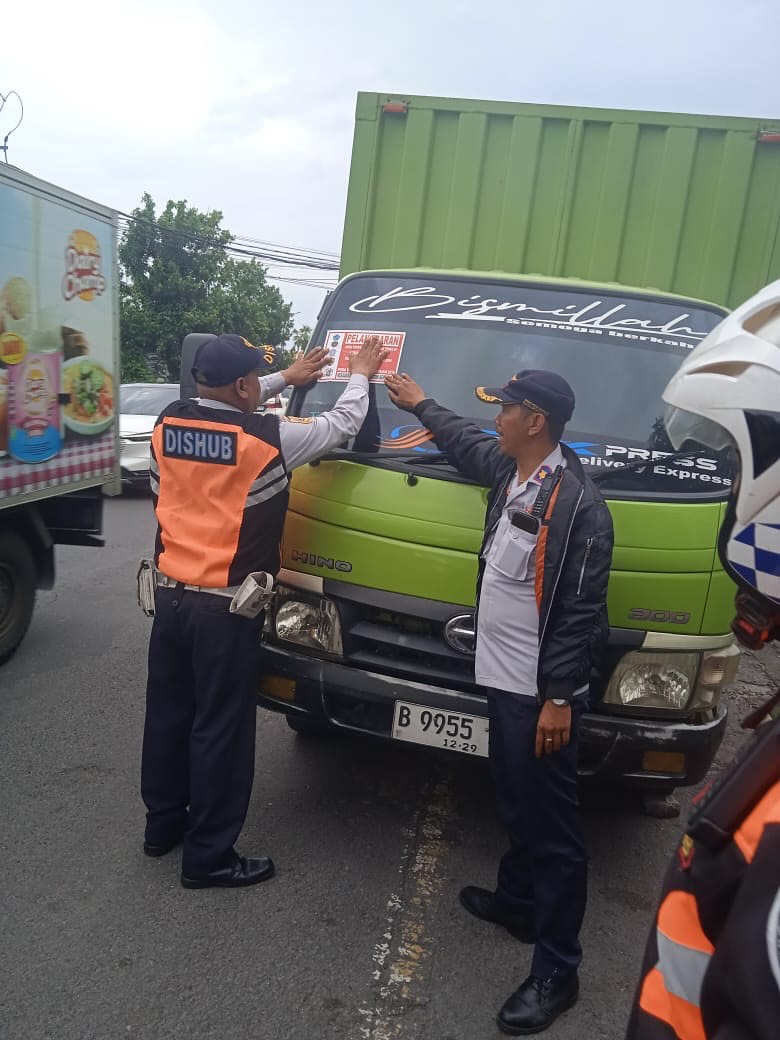 Penertiban Truk Angkutan Barang di Kawasan Jl. Cargo oleh Rekan Dalops