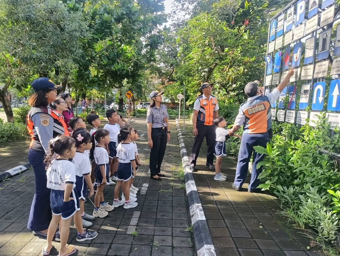 Bimbingan Keselamatan Lalu Lintas dan angkutan jalan Kota Denpasar kepada TK GITA YANI KUMARA