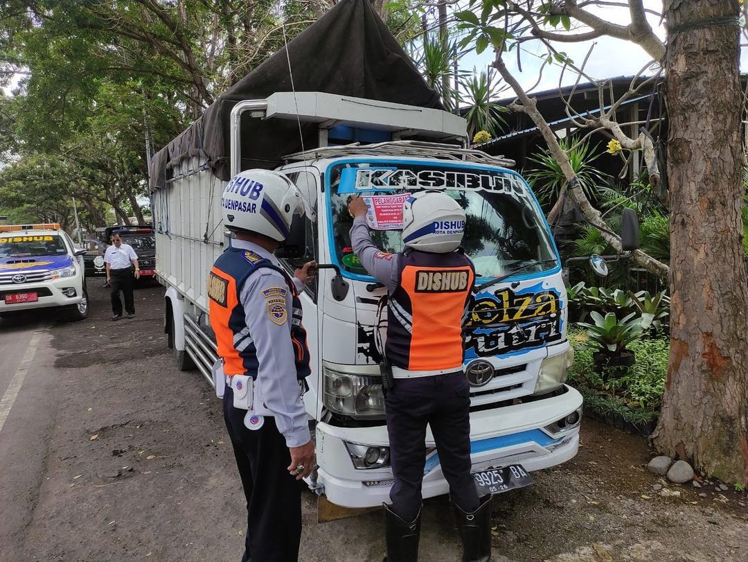 Dinas Perhubungan Kota Denpasar Melaksanakan Penertiban Parkir Sebagai Bentuk Mengurangi Kemacetan dan Meminimalisir Angka Kecelakaan Lalu Lintas.