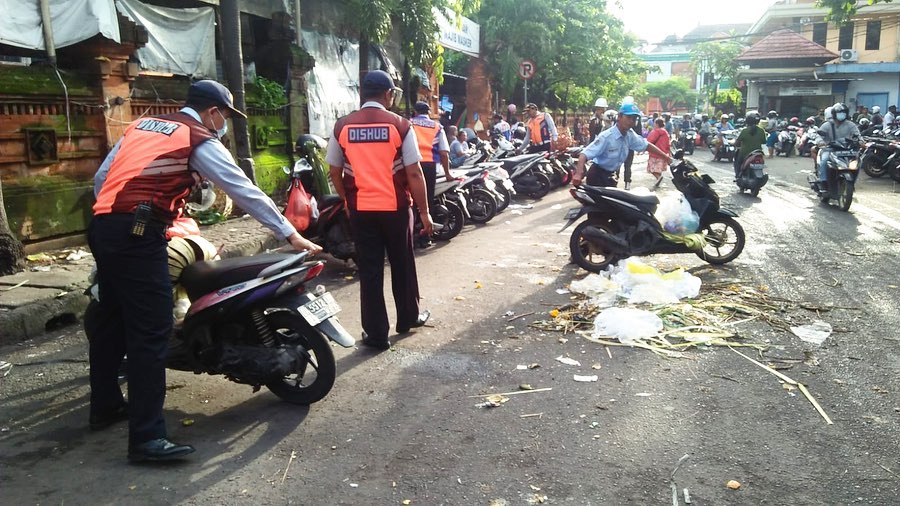 DISHUB Kota Denpasar Menghimbau Pedagang di Pasar Kreneng Untuk Tidak Menggunakan Trotoar Sebagai Tempat Berjualan