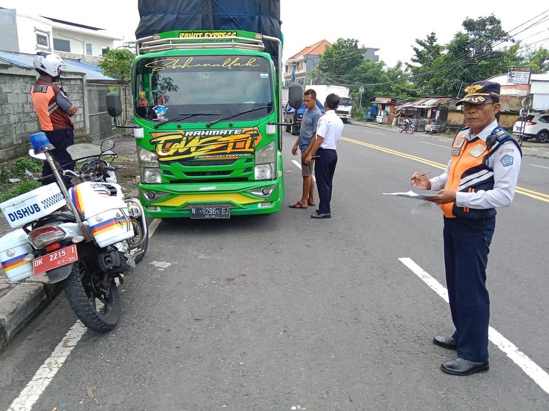 Dinas Perhubungan Kota Denpasar Melaksanakan Penertiban Parki di Sepanjang Jl. Cargo - Jl. Mahendradata