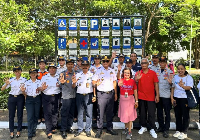 DISHUB Kota Denpasar Melaksanakan Kegiatan Pengenalan Rambu - Rambu Lalu Lintas Kepada Anak-Anak Difable UPTD PLD 