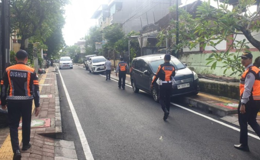 Dishub Kota Denpasar Tertibkan Parkir Liar di Kawasan Denpasar Utara