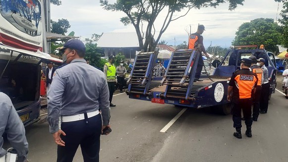 Dishub Kota Denpasar Siagakan Mobil Derek untuk Kelancaran Karya Ida Bhatara Turun Kabeh di Pura Besakih