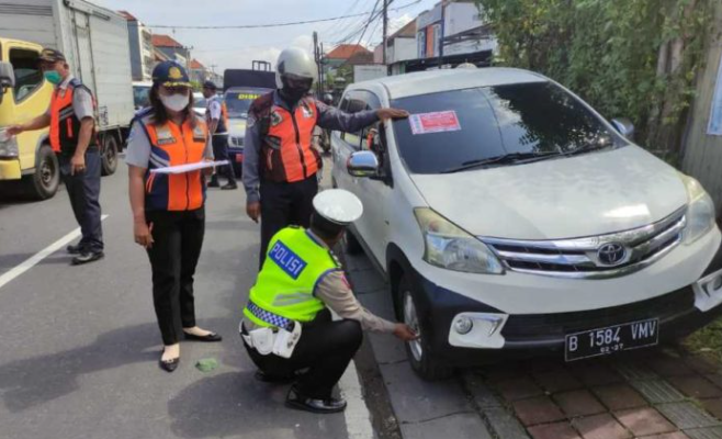 Dishub Kota Denpasar Tertibkan Parkir di Jalan Protokol. Puluhan Pelanggar Parkir Terjaring 