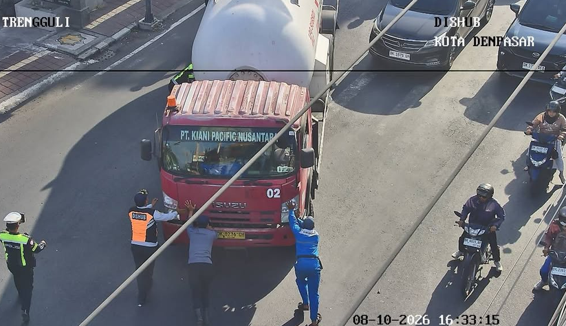 Truk Bermuatan LPG Mogok, Dishub Kota Denpasar Bersama Kepolisian Lakukan Pengaturan Lalu Lintas 