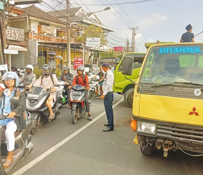 Respons Cepat Tim Dalops Dishub Denpasar, Atur Lalu Lintas Akibat Truk Bermuatan Pasir Amblas di Jalan Nangka Utara